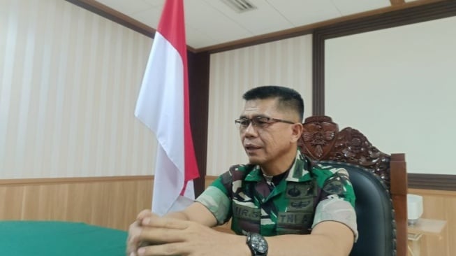 Waka Pendam IX/Udayana Letkol Inf Amir Syarifudin menyampaikan keterangan kematian Prada Lucky Chepril Saputra Namo saat ditemui di Denpasar, Bali, Jumat (8/8/2025). [ANTARA/Rolandus Nampu]