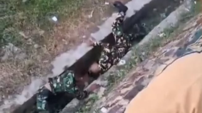 Ngeri! Kerusuhan Turnamen Tarkam di Tegal Berujung Petaka, 2 TNI Nyungsep ke Parit