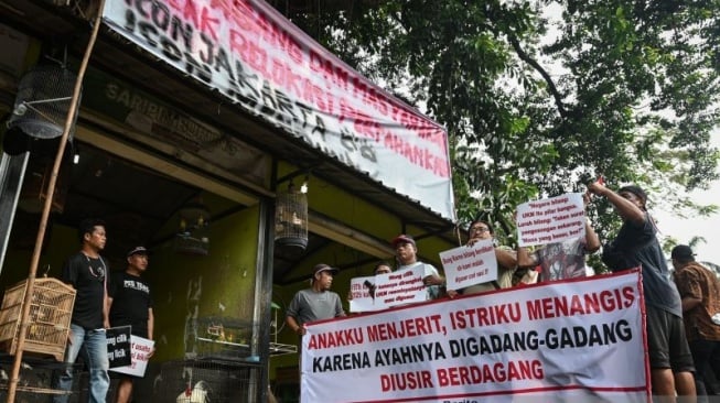 Sejumlah pedagang Pasar Barito yang tergabung dalam Solidaritas Pemasok Pedagang Pasar (SP3) menggelar unjuk rasa penolakan rencana relokasi kios pedagang imbas proyek pembangunan Taman Bendera Pusaka di Jalan Barito, Kebayoran Baru, Jakarta, Jumat (8/8/2025). [ANTARA FOTO/Sulthony Hasanuddin/YU]