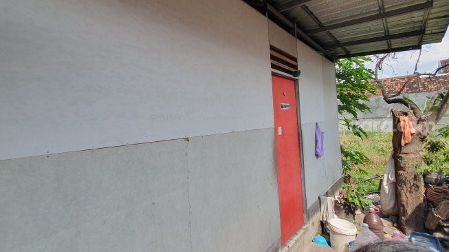 Suasana bangunan yang dipakai pelaku judi online atau judol di Banguntapan, Bantul, Jumat (8/8/2025). [Hiskia/Suarajogja[