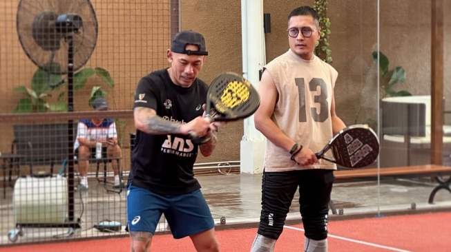 Arie Untung ikut keranjingan olahraga padel. [Instagram]