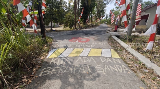 Mural One Piece di persimpangan jalan tepatnya di depan pos ronda RT 04 RW 22 Pedukuhan Temuwuh, Balecatur, Gamping, Sleman yang telah dihapus, Jumat (8/8/2025). [Suara.com/Hiskia]