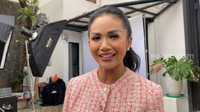 Setelah Gagal Pilkada, Kris Dayanti Kini Jadi Mahasiswi Ilmu Pemerintahan di Usia 50