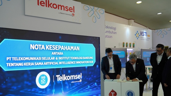 Telkomsel dan ITB menandatangani Nota Kesepahaman untuk pembentukan Artificial Intelligence (AI) Innovation Hub sebagai langkah awal kolaborasi strategis dalam pengembangan ekosistem AI nasional (Dok: Telkomsel)
