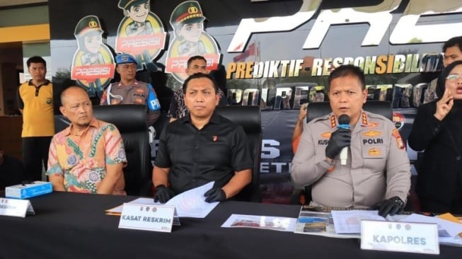Kapolres Metro Bekasi Kota Kombes Polisi Kusumo Wahyu Bintoro (kanan) saat konferensi pers di Polres Metro Bekasi Kota, Jumat (8/8/2025). ANTARA/HO-Humas Polres Metro Bekasi Kota