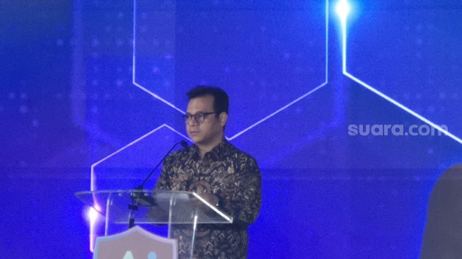 Wakil Menteri Komunikasi dan Digital Nezar Patria saat jumpa pers di Jakarta, Kamis (7/8/2025). [Suara.com/Dythia]