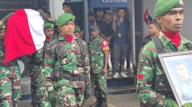 Peti Jenazah Prada Lucky Namo saat tiba di Bandara El Tari, Kupang, NTT, beberapa waktu lalu. [Digtara]