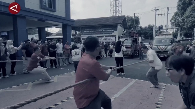 Dishub Solo Rayakan HUT RI Ekstrm: Tarik Truk Derek Jadi Lomba