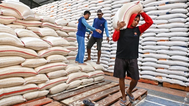 Pekerja mengangkut beras saat bongkar muat di gudang Bulog Cabang Cirebon, Jawa Barat, Rabu (6/8/2025). [ANTARA FOTO/Hafidz Mubarak A/rwa]