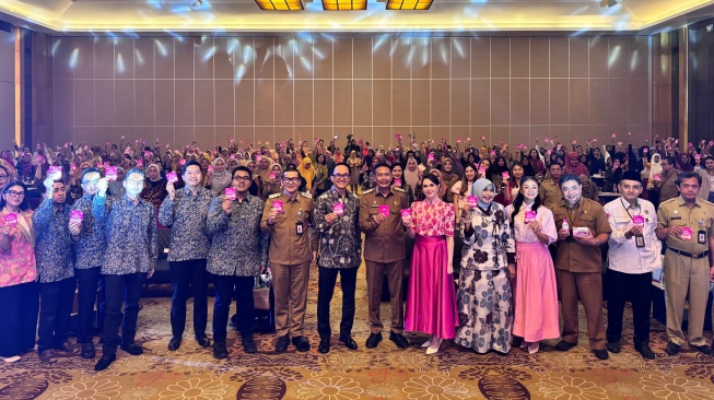 Seluruh jajaran Pemerintah Kota Malang, Dinas Kesehatan, dan TP PKK Provinsi Jawa Timur serta peserta yang terdiri dari para ibu di Ballroom Hotel Harris & Convention Malang dalam program CSR Gerakan Berantas Nyamuk Bersama 3M+ Mengoles: Keluarga Sehat dan Bebas DBD (Dok: Enesis Group)