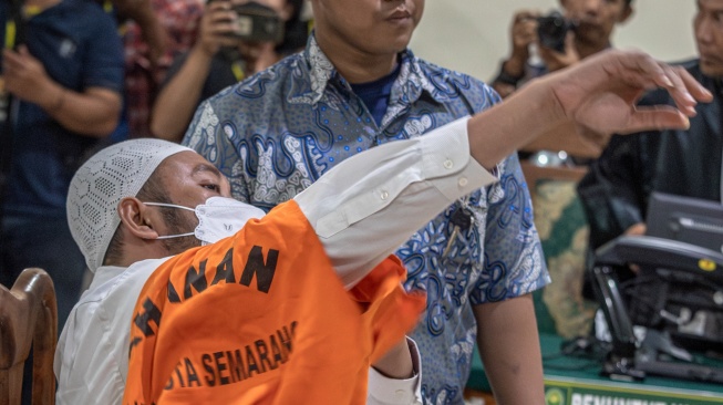 Terdakwa kasus penembakan yang menewaskan siswa SMKN 4 Semarang berinisial GRO (17) dan melukai dua pelajar S dan A, Aipda Robig Zaenudin mengenakan rompi tahanan seusai mengikuti sidang pembacaan vonis di Pengadilan Negeri Semarang, Jawa Tengah, Jumat (8/8/2025).  [ANTARA FOTO/Aji Styawan/YU]
