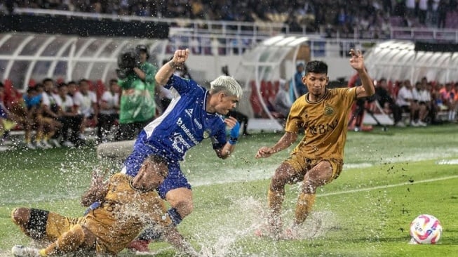Super League Indonesia musim ini dibuka dengan pertandingan seru antara PSIM Yogyakarta dan Persebaya Surabaya. (Antara)