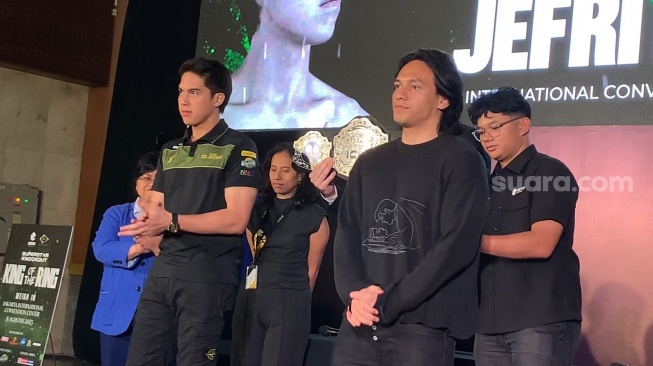 Suasana jumpa pers jelang laga Superstar Knockout antara El Rumi dan Jefri Nichol di Jakarta Convention Center, Senayan, Jumat, 8 Agustus 2025. Pertandingan akan berlangsung Sabtu (9/8/2025). [Adiyoga Priyambodo/Suara.com]