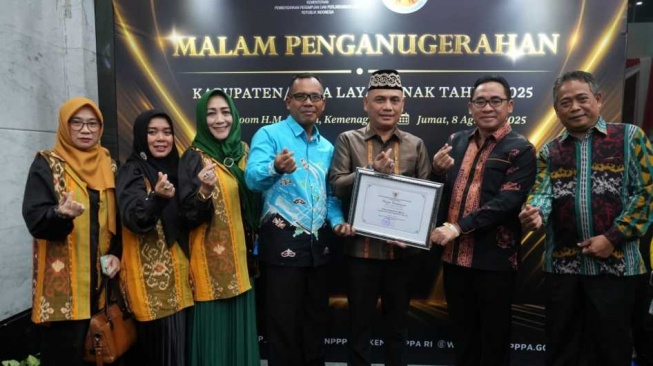 Anuegerah Kota Layak Anak (KLA) Predikat Nindya yang diterima Pemerintah Kota Metro Lampung di Malam Penganugerahan Kabupaten/Kota Layak Anak Tahun 2025 yang berlangsung di Auditorium KH. M. Rasjidi, Kementerian Agama RI, Jakarta Pusat, Jumat (8/8/2025) malam (Dok: Diskominfo Kota Metro Lampung)