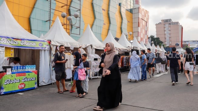 Pengunjung mendatangi pameran JakCloth Summerfest 2025 di Blok M Hub, Jakarta, Sabtu (9/8/2025). [Suara.com/Alfian Winanto]