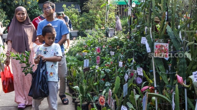 Warga mengunjungi Pameran Flora dan Fauna (Flona) Jakarta 2025 di Lapangan Banteng, Jakarta, Sabtu (9/8/2025). [Suara.com/Alfian Winanto]