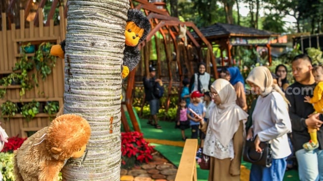 Warga mengunjungi Pameran Flora dan Fauna (Flona) Jakarta 2025 di Lapangan Banteng, Jakarta, Sabtu (9/8/2025). [Suara.com/Alfian Winanto]