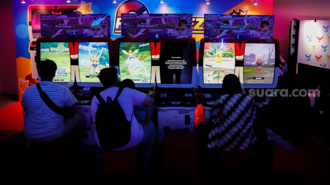 Pengunjung bermain game dalam pameran Indonesia Game Week 2025 di Blok M Hub, Jakarta, Sabtu (9/8/2025). [Suara.com/Alfian Winanto]