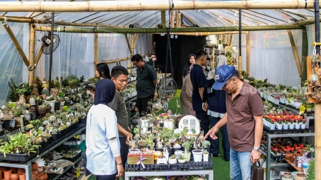 Warga mengunjungi Pameran Flora dan Fauna (Flona) Jakarta 2025 di Lapangan Banteng, Jakarta, Sabtu (9/8/2025). [Suara.com/Alfian Winanto]