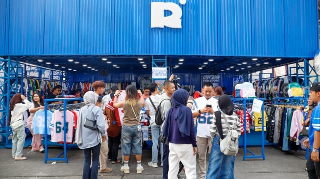Pembeli memillih busana yang dijual dalam pameran JakCloth Summerfest 2025 di Blok M Hub, Jakarta, Sabtu (9/8/2025). [Suara.com/Alfian Winanto]