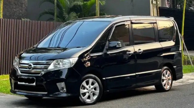 Nissan Serena C26 (OLX)