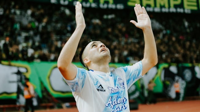 Gelandang PSIM Yogyakarta, Ezequiel Vidal berselebrasi usai mencetak gol ke gawang Persebaya Surabaya dalam laga pekan pertama BRI Super League di Stadion Gelora Bung Tomo (GBT), Jumat (8/8/2025). [Dok PSIM]