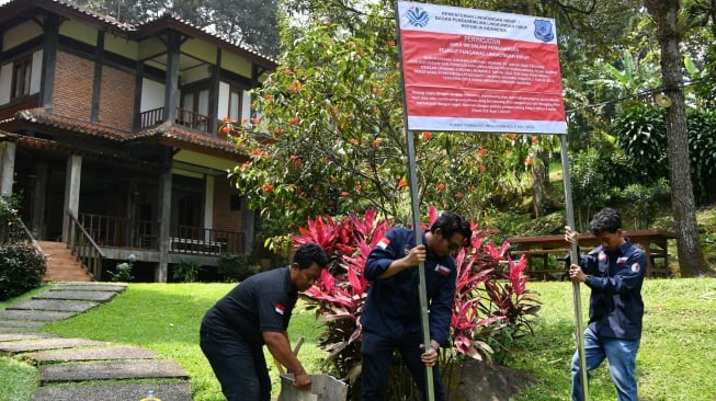 Satuan Tugas Penegakan Hukum (Satgas Gakkum) Kementerian Lingkungan Hidup menyegel villa yang mencemari lingkungan di Griya Dumanis, Megamendung, Kabupaten Bogor, Jawa Barat, Sabtu (9/8/2025). [ANTARA FOTO/Arif Firmansyah/rwa]
