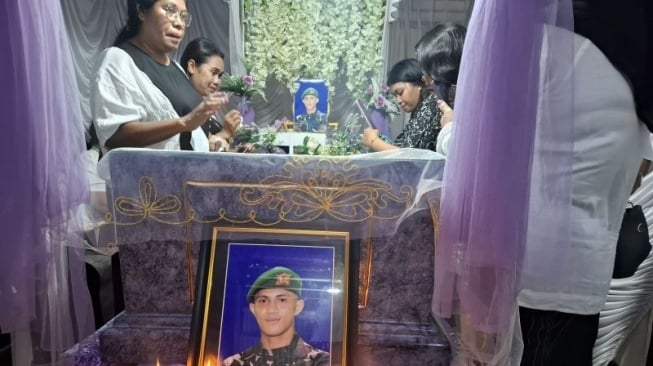 Di Bawah Bayang-bayang Duka dan Tuntutan Keadilan, Prada Lucky Dimakamkan