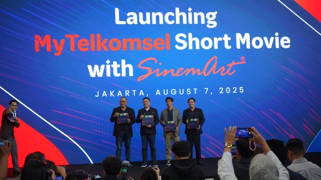 (Kiri ke kanan) Direktur Sales Telkomsel, Stanislaus Susatyo; Direktur Marketing Telkomsel, Derrick Heng; Managing Director PT EMTEK, Sutanto Hartono; dan Direktur Utama SinemArt, David Setiawan Suwarto hadir dalam peluncuran fitur MyTelkomsel Short Movie di Telkomsel Smart Office (7/8/2025) (Dok: Telkomsel)