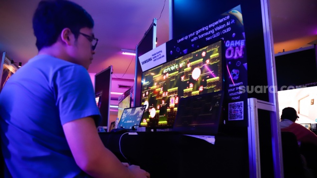 Pengunjung bermain game dalam pameran Indonesia Game Week 2025 di Blok M Hub, Jakarta, Sabtu (9/8/2025). [Suara.com/Alfian Winanto]