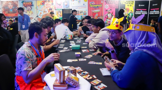 Pengunjung bermain Trading Card Game (TCG) dalam pameran Indonesia Game Week 2025 di Blok M Hub, Jakarta, Sabtu (9/8/2025). [Suara.com/Alfian Winanto]