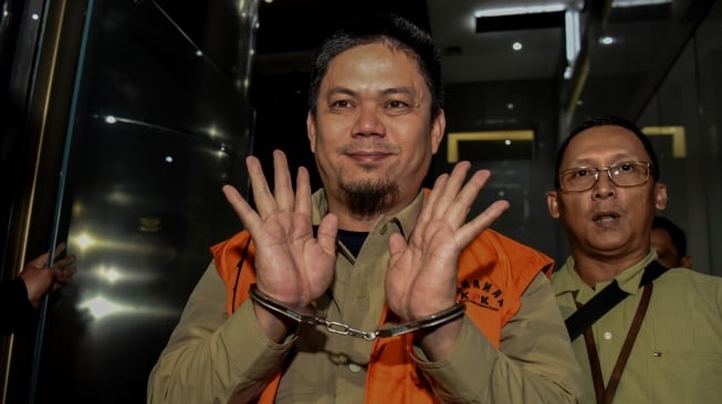 Jadi Tersangka Usai Terjaring OTT KPK, Bupati Kolaka Timur Abdul Azis Resmi Pakai Rompi Oranye