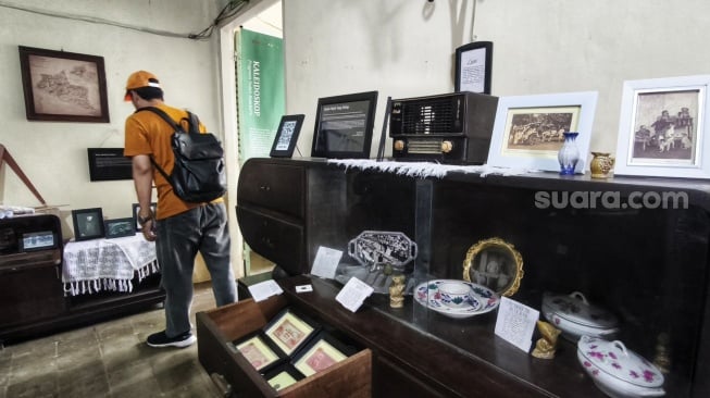 Sejumlah pengunjung melihat kawasan cagar budaya di Kotabaru Yogyakarta, Sabtu (9/8/2025). [Suara.com/Putu]