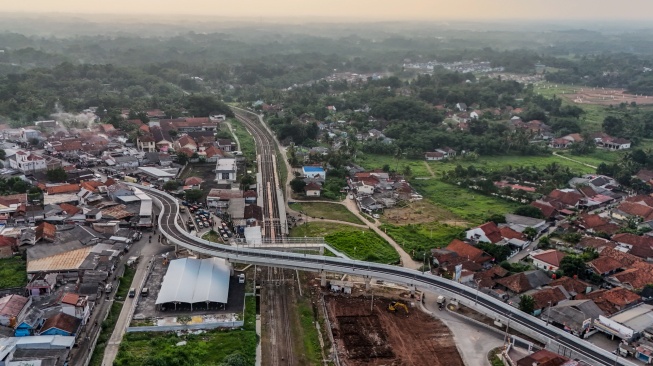 Foto udara pembangunan jalan layang di Tenjo, Kabupaten Tangerang, Banten, Jumat (8/8/2025). [ANTARA FOTO/Galih Pradipta/nz]