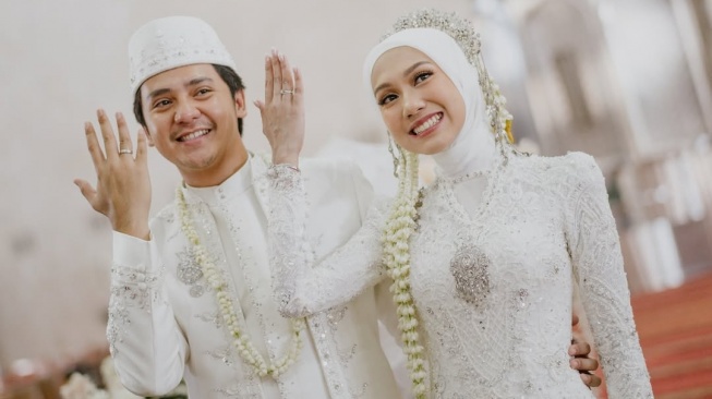 Sah Menikah, Manisnya Cerita Perjalanan Cinta Arbani Yasiz dan Raissa Ramadhani