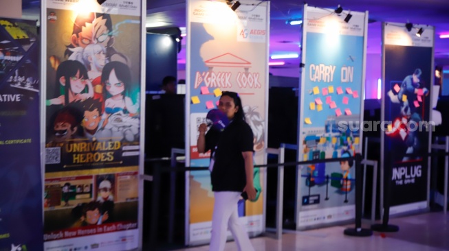 Pengunjung melihat pameran Indonesia Game Week 2025 di Blok M Hub, Jakarta, Sabtu (9/8/2025). [Suara.com/Alfian Winanto]