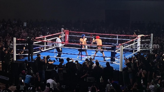 Suasana laga tinju ulang El Rumi dan Jefri Nichol di acara Superstar Knockout di Jakarta International Convention Center, Senayan, Minggu dini hari, 10 Agustus 2025. [Suara.com/Adiyoga Priyambodo]