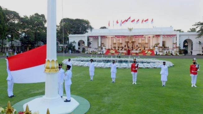 Semua tamu undangan yang hadir dalam peringatan HUT ke-80 Kemerdekaan RI, wajib menggunakan pakaian nasional atau busana adat dari daerah asal masing-masing.
