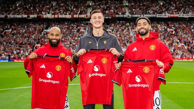 Membedah Benjamin Sesko (tengah): Gaya Main hingga Potensi di Manchester United. [Dok. IG/manchesterunited]