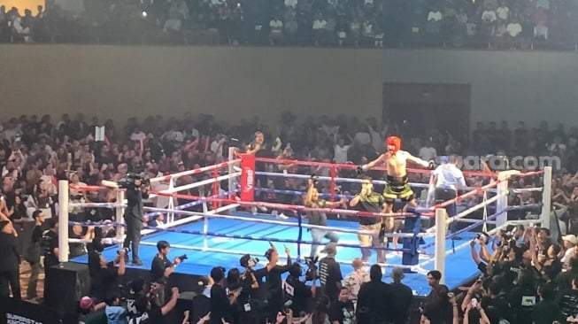 Suasana laga tinju ulang El Rumi dan Jefri Nichol di acara Superstar Knockout di Jakarta International Convention Center, Senayan, Minggu dini hari, 10 Agustus 2025. [Suara.com/Adiyoga Priyambodo]