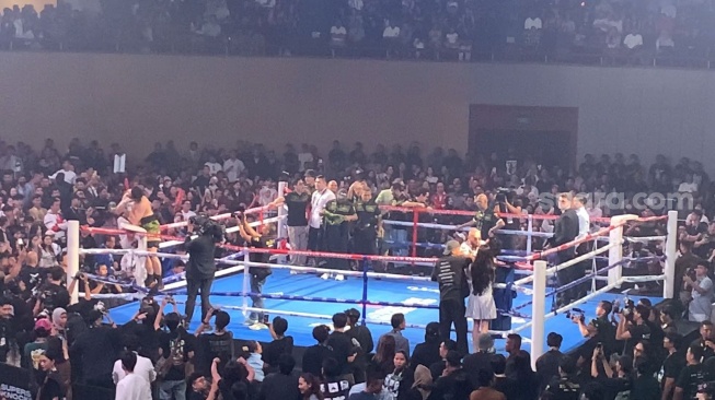 Suasana laga tinju ulang El Rumi dan Jefri Nichol di acara Superstar Knockout di Jakarta International Convention Center, Senayan, Minggu dini hari, 10 Agustus 2025. [Suara.com/Adiyoga Priyambodo]