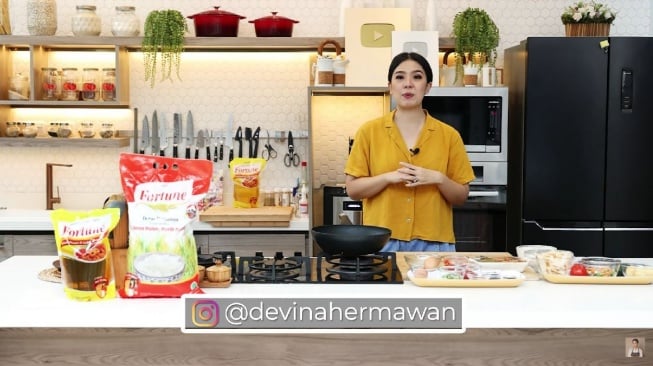 Resep nasi tumpeng merah putih ala Chef Devina Hermawan. (YouTube Devina Hermawan)