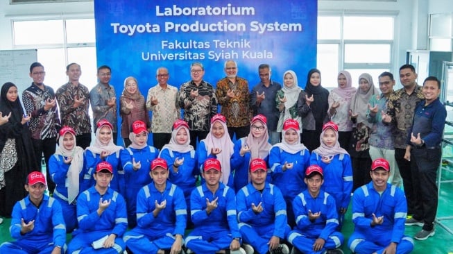 Presiden Direktur PT Toyota Motor Manufacturing Indonesia (TMMIN) Nandi Julyanto tengah memberikan kuliah umum di Kampus Universitas Syiah Kuala Banda Aceh, Nanggroe Aceh Darussalam (NAD), Jum’at (8/8). Dalam kuliah umum bertema “Leadership & Toyota Value Sharing”, para mahasiswa dikenalkan wawasan dan pemahaman tentang 7 (tujuh) nilai utama Toyota yang memberikan kerangka kerja yang kuat untuk efektifitas kepemimpinan, serta mengenai Toyota Production System (TPS) sebagai sistem produksi asli yang dikembangkan oleh Toyota untuk mencapai produksi yang efisien dan berkualitas. (Foto: TMMIN)
