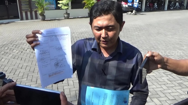 Kuasa Hukum Raden Krisniadi, Nizar Alqodari memberikan keterangan pers kepada awak media di Polres Demak, Rabu (6/8/2025). (suara.com/Sigit AF).