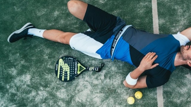 Ilustrasi pria di lapangan padel. (Pexels)