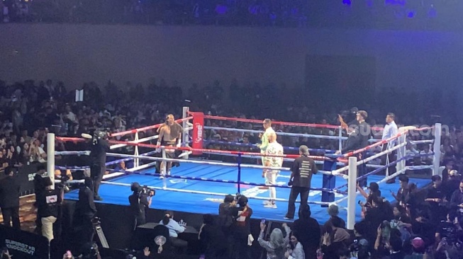 Suasana laga tinju ulang El Rumi dan Jefri Nichol di acara Superstar Knockout di Jakarta International Convention Center, Senayan, Minggu dini hari, 10 Agustus 2025. [Suara.com/Adiyoga Priyambodo]