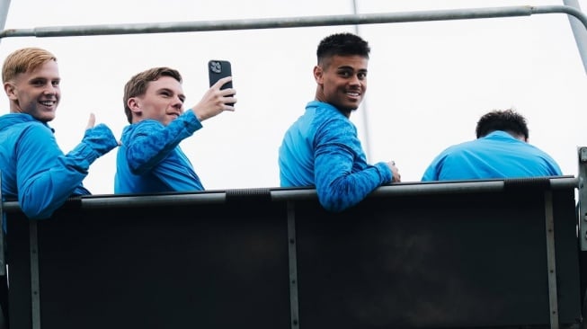 Mees Hilgers absen di pertandingan PEC Zwolle vs FC Twente pada Minggu (10/8/2025). [Instagram Mees Hilgers]