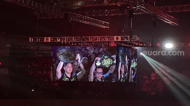 Suasana laga tinju ulang El Rumi dan Jefri Nichol di acara Superstar Knockout di Jakarta International Convention Center, Senayan, Minggu dini hari, 10 Agustus 2025. [Suara.com/Adiyoga Priyambodo]