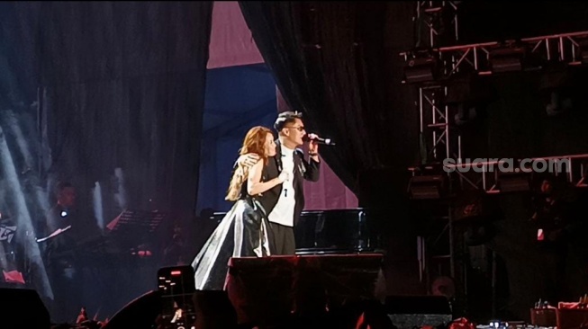 Duet Maut, Ayu Ting Ting Dicium Boy William di Panggung Konser