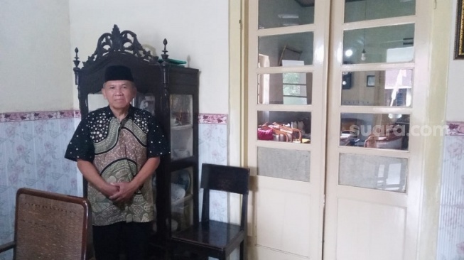 A Masduki Irawanto, cucu H Achmad Marzuki pemilik Loji Manggoran di Desa Bondowoso, Mertoyudan. (Suara.com/ Angga Haksoro A).